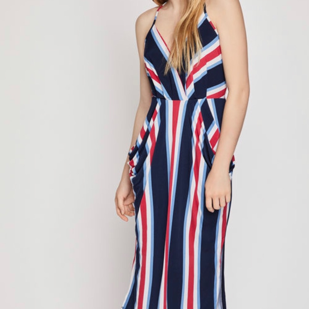 Sleeveless multicolored midi length dress.